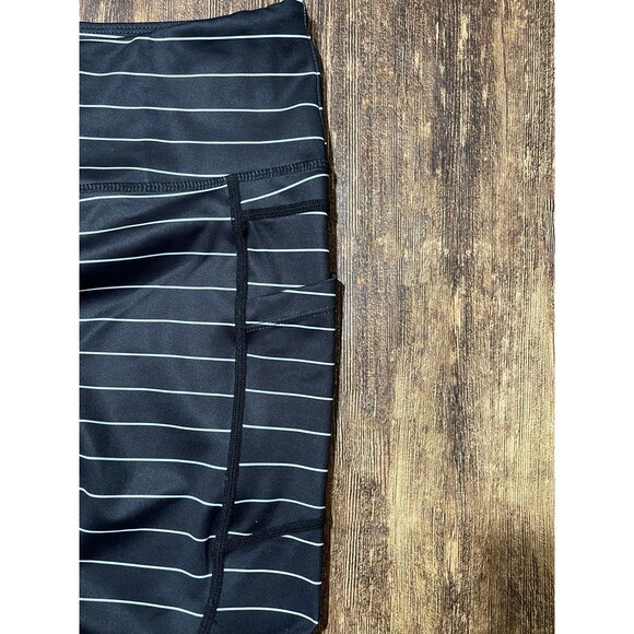 Zyia Active Light & Tight Pocket Crop black & white striped leggings size 8-10 - Picture 2 of 4